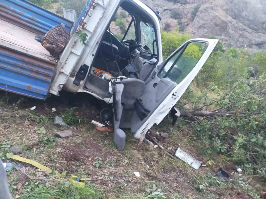 Sivas’ta kamyonet şarampole uçtu: 3 kişi yaralandı