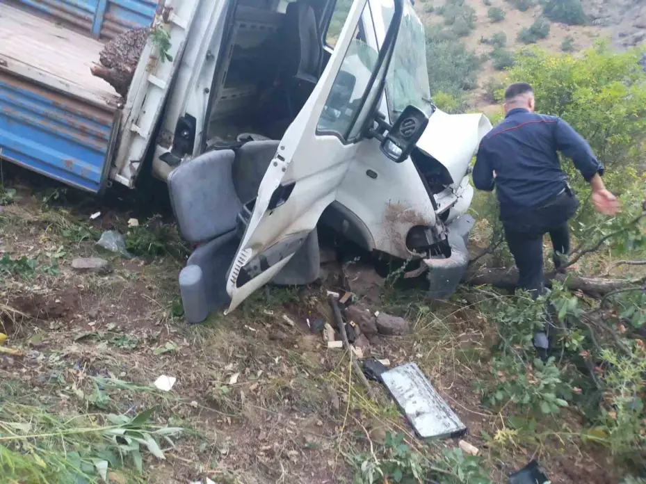 Sivas’ta kamyonet şarampole uçtu: 3 kişi yaralandı
