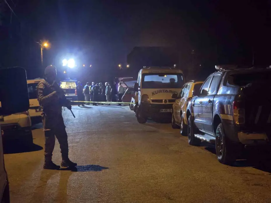 (Düzeltme) Saman dökme tartışması kanlı bitti: Muhtar ve oğlu öldü