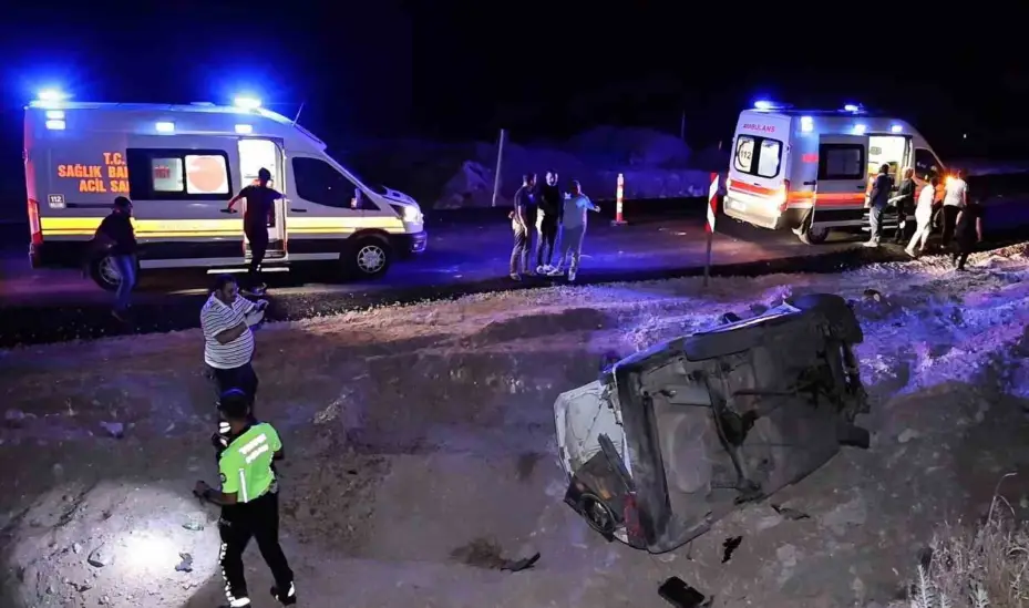 Alkollü ve ehliyetsiz sürücünün kontrolünden çıkan araç şarampole takla attı: 2 yaralı