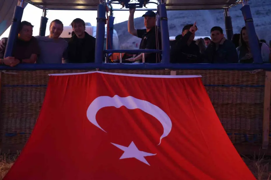 Sıcak hava balonları 15 Temmuz’da Türk bayrağı ve pankartlarla havalandı