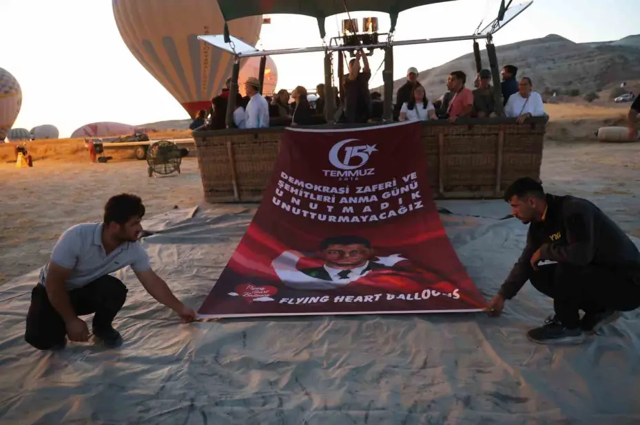 Sıcak hava balonları 15 Temmuz’da Türk bayrağı ve pankartlarla havalandı