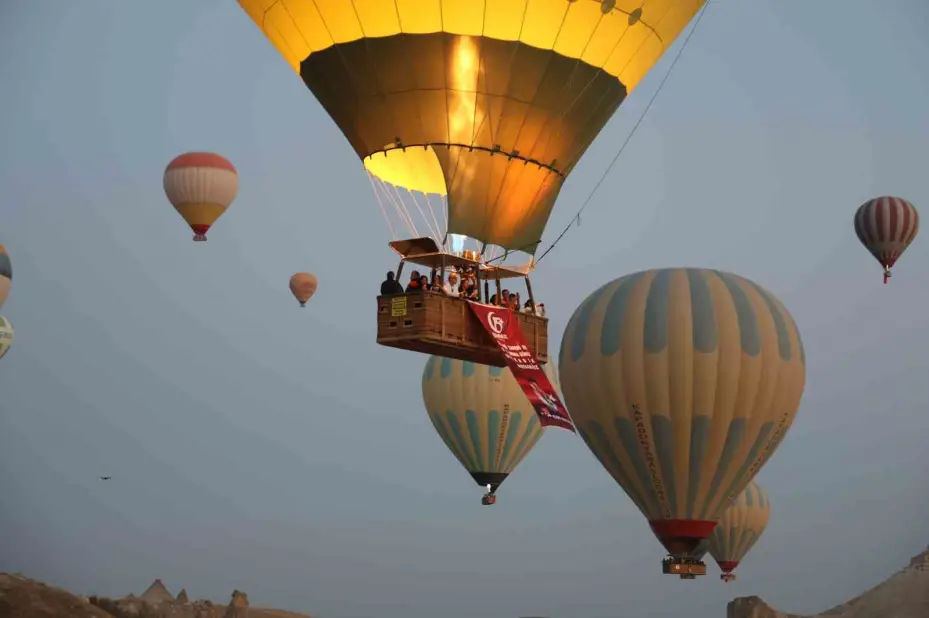 Sıcak hava balonları 15 Temmuz’da Türk bayrağı ve pankartlarla havalandı