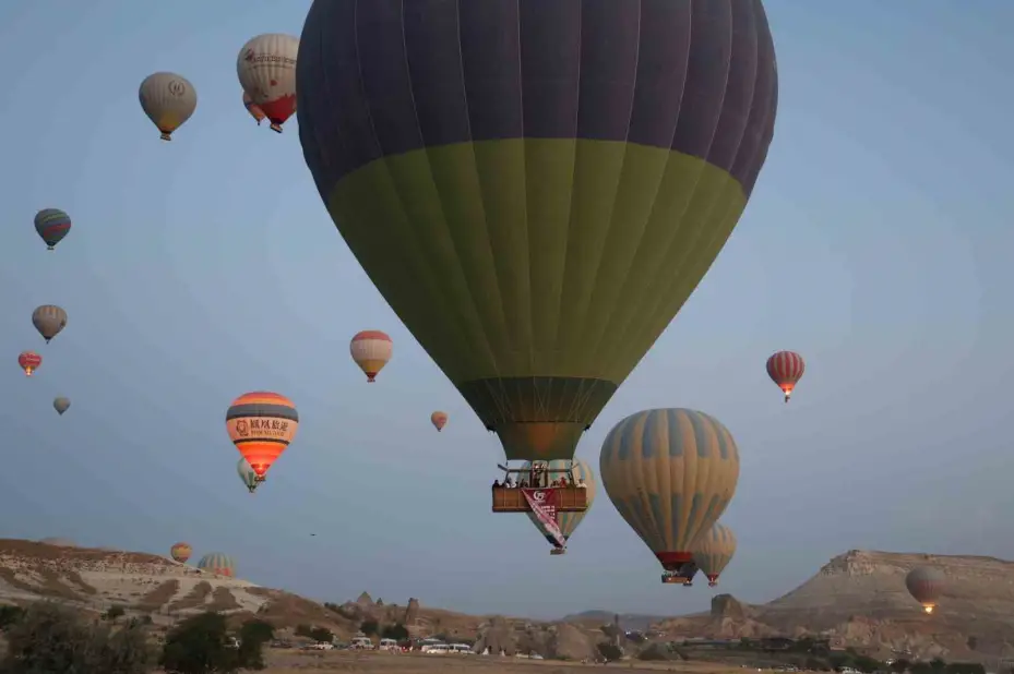 Sıcak hava balonları 15 Temmuz’da Türk bayrağı ve pankartlarla havalandı
