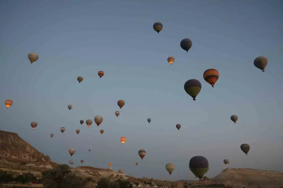 Sıcak hava balonları 15 Temmuz’da Türk bayrağı ve pankartlarla havalandı