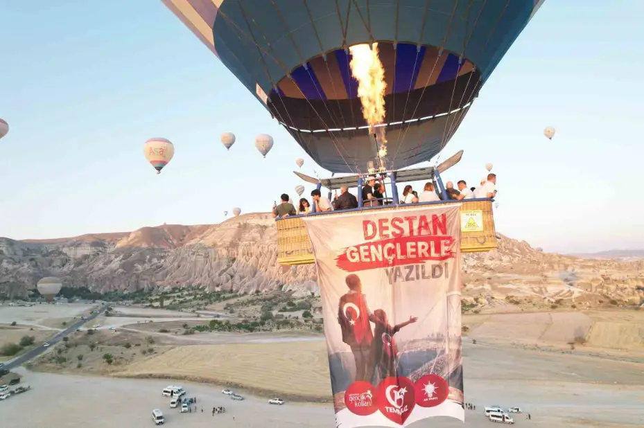 Sıcak hava balonları 15 Temmuz’da Türk bayrağı ve pankartlarla havalandı