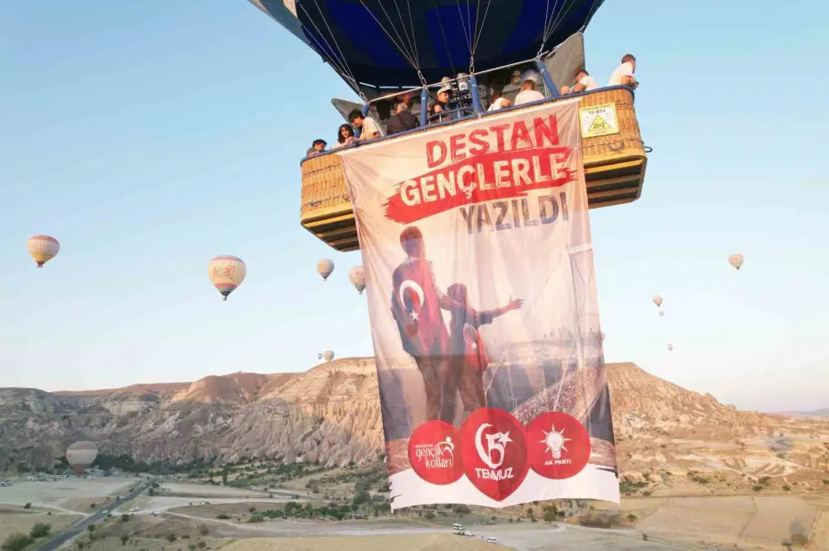 Sıcak hava balonları 15 Temmuz’da Türk bayrağı ve pankartlarla havalandı