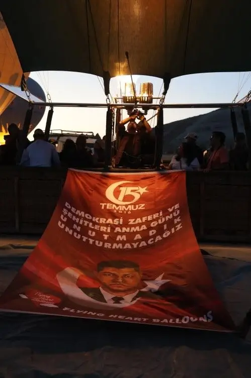 Sıcak hava balonları 15 Temmuz’da Türk bayrağı ve pankartlarla havalandı
