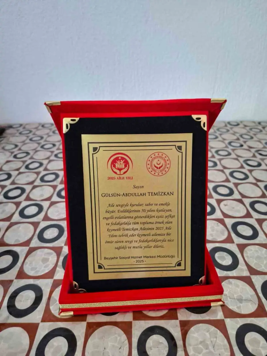 Yarım asırlık evli çifte teşekkür plaketi