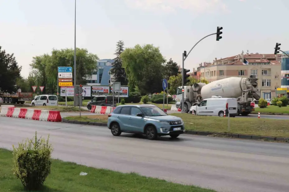 Tepebaşı kavşağı kapatıldı, kent içi toplu taşıma güzergâhları değişti