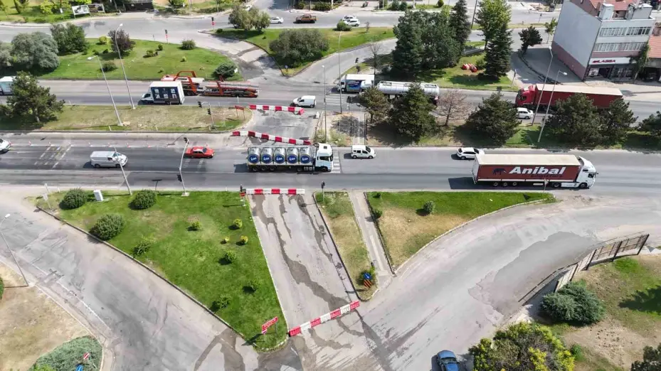 Tepebaşı kavşağı kapatıldı, kent içi toplu taşıma güzergâhları değişti