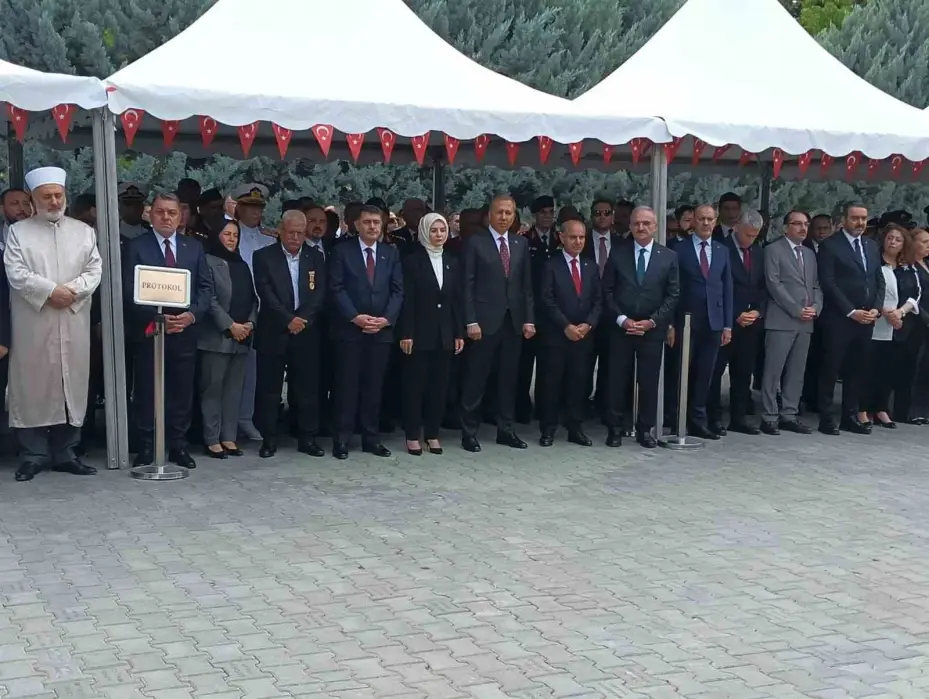 İçişleri Bakanı Yerlikaya ile Aile ve Sosyal Hizmetler Bakanı Göktaş, Karşıyaka Mezarlığı’nda yer alan 15 Temmuz Şehitliğindeki anma törenine katıldı