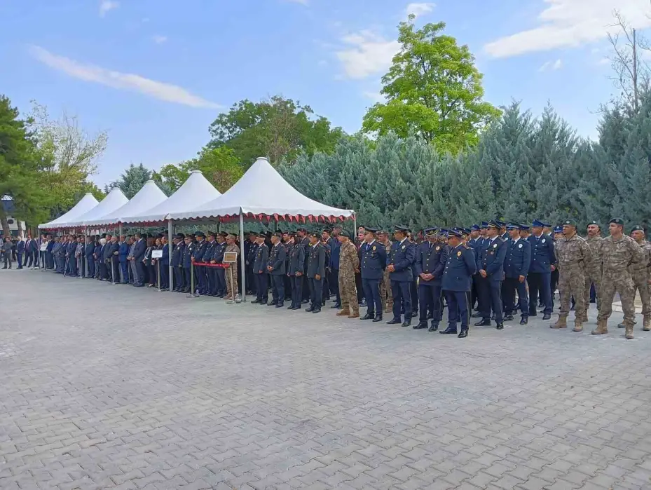 İçişleri Bakanı Yerlikaya ile Aile ve Sosyal Hizmetler Bakanı Göktaş, Karşıyaka Mezarlığı’nda yer alan 15 Temmuz Şehitliğindeki anma törenine katıldı