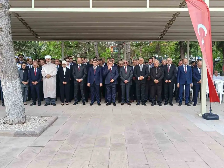 İçişleri Bakanı Yerlikaya ile Aile ve Sosyal Hizmetler Bakanı Göktaş, Karşıyaka Mezarlığı’nda yer alan 15 Temmuz Şehitliğindeki anma törenine katıldı