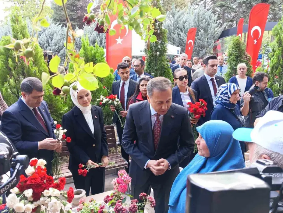 İçişleri Bakanı Yerlikaya ile Aile ve Sosyal Hizmetler Bakanı Göktaş, Karşıyaka Mezarlığı’nda yer alan 15 Temmuz Şehitliğindeki anma törenine katıldı