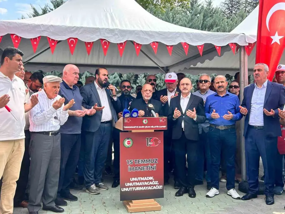 HAK-İŞ’ten 15 Temmuz Şehitliği’ne ziyaret