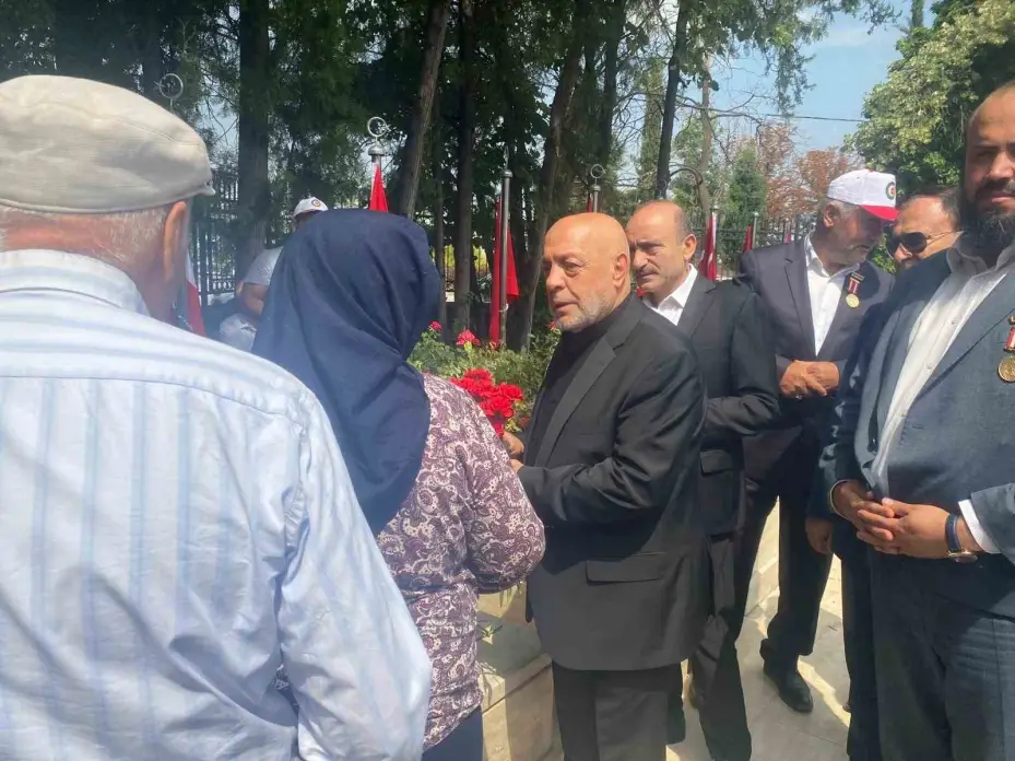HAK-İŞ’ten 15 Temmuz Şehitliği’ne ziyaret