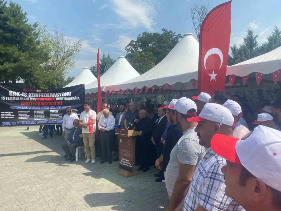 HAK-İŞ’ten 15 Temmuz Şehitliği’ne ziyaret