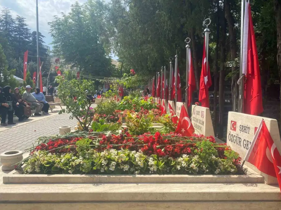 HAK-İŞ’ten 15 Temmuz Şehitliği’ne ziyaret