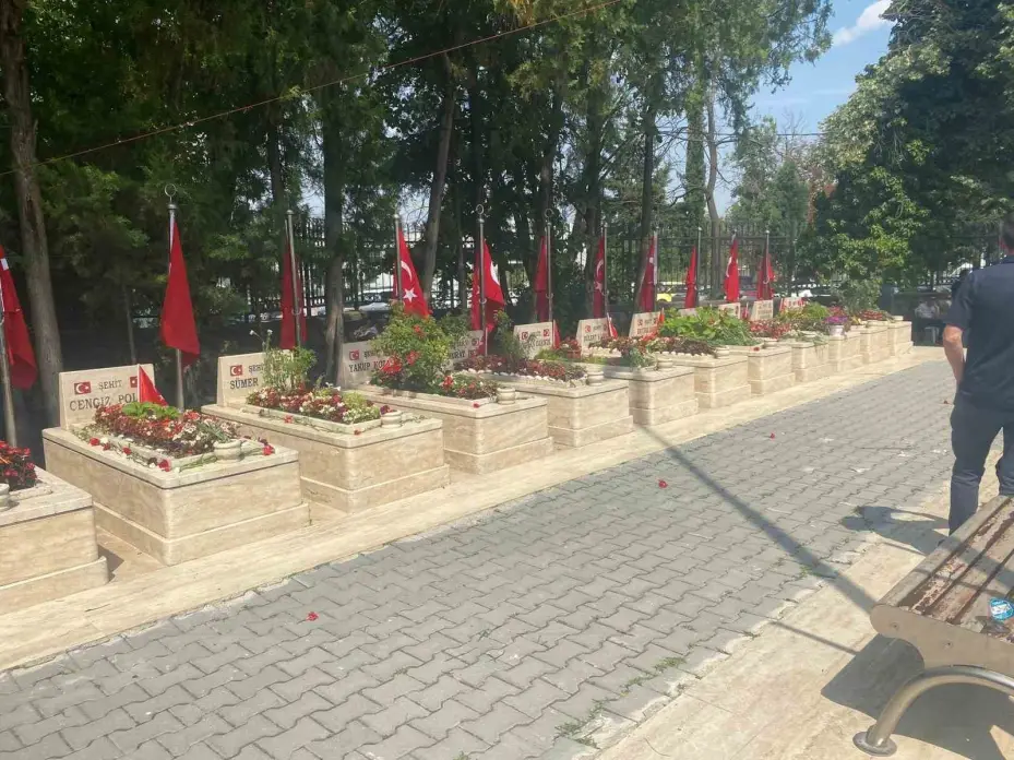HAK-İŞ’ten 15 Temmuz Şehitliği’ne ziyaret