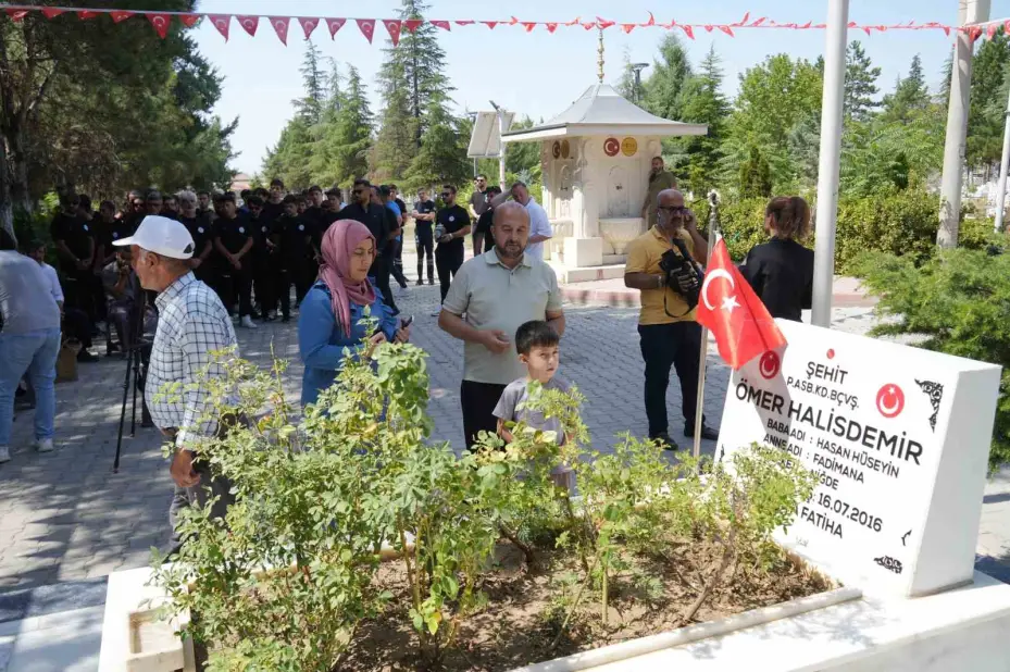 Şehit Ömer Halisdemir kabri başında anıldı