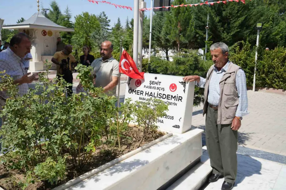 Şehit Ömer Halisdemir kabri başında anıldı