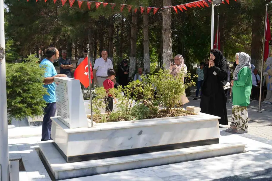 Şehit Ömer Halisdemir kabri başında anıldı