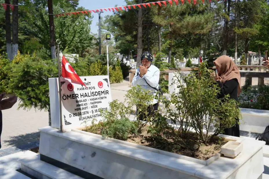 Şehit Ömer Halisdemir kabri başında anıldı