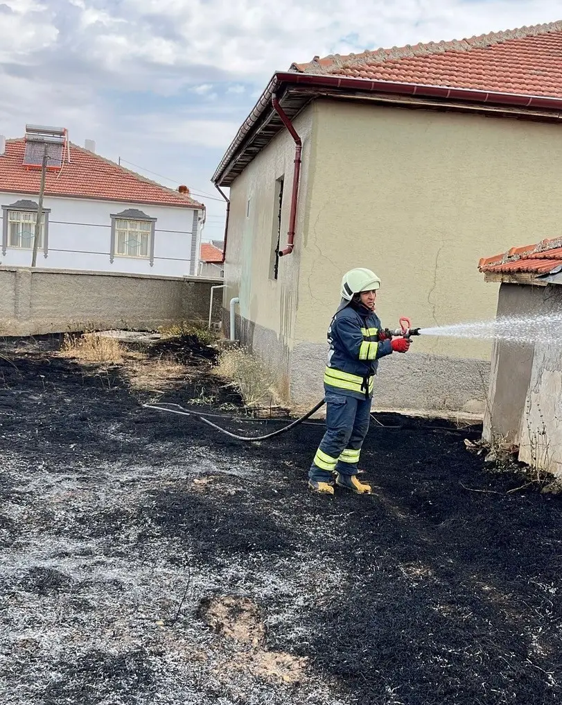 Kulu’da bahçedeki ot yangını korkuttu
