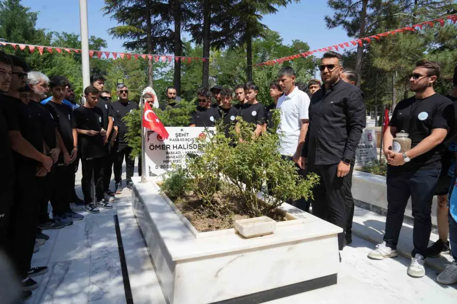 Arnavutköy’den Şehit Ömer Halisdemir’in kabrine 6 gün pedal çevirdiler