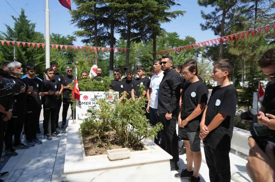 Arnavutköy’den Şehit Ömer Halisdemir’in kabrine 6 gün pedal çevirdiler
