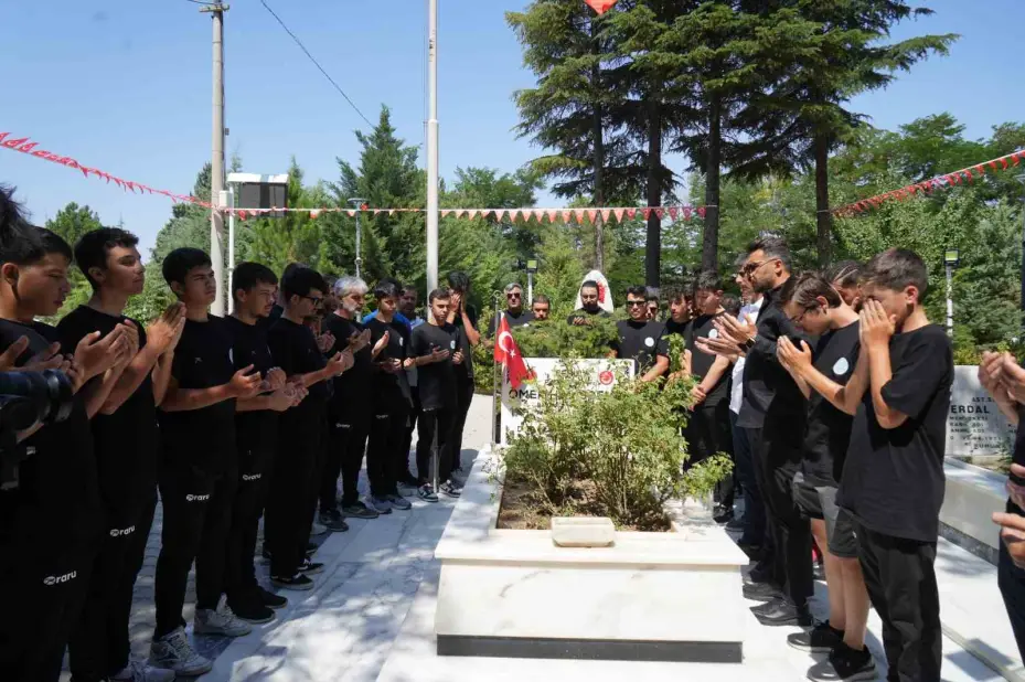 Arnavutköy’den Şehit Ömer Halisdemir’in kabrine 6 gün pedal çevirdiler