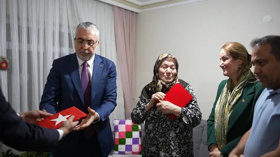 Bakan Işıkhan, Sosyal Güvenlik Kurumu personeli olan 15 Temmuz şehidi ailesini ziyaret etti