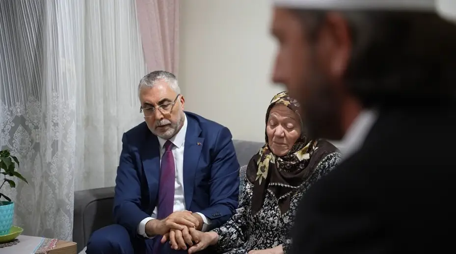 Bakan Işıkhan, Sosyal Güvenlik Kurumu personeli olan 15 Temmuz şehidi ailesini ziyaret etti