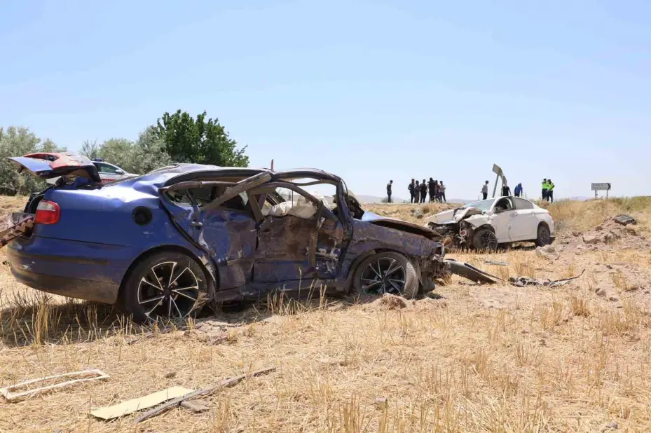 Çarpışan otomobiller tarlaya uçtu: 1 ölü, 1 ağır yaralı