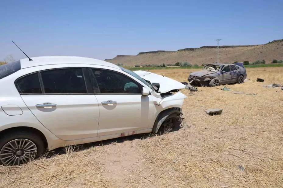 Çarpışan otomobiller tarlaya uçtu: 1 ölü, 1 ağır yaralı