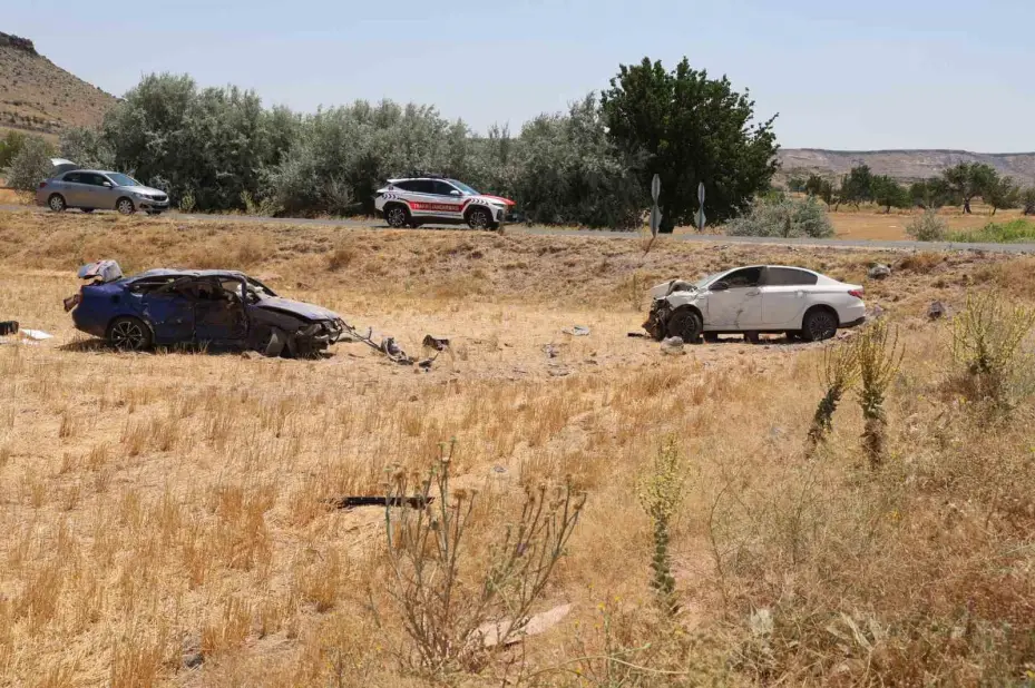 Çarpışan otomobiller tarlaya uçtu: 1 ölü, 1 ağır yaralı