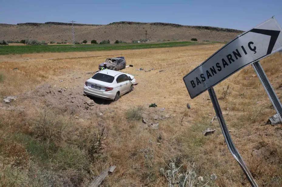 Çarpışan otomobiller tarlaya uçtu: 1 ölü, 1 ağır yaralı