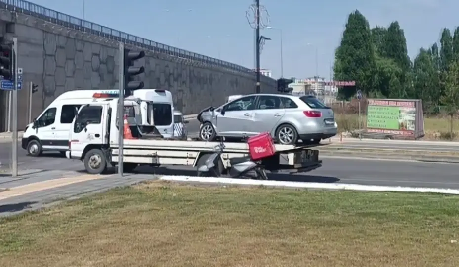 Kavşakta iki otomobil çarpıştı, 6 kişi yaralandı
