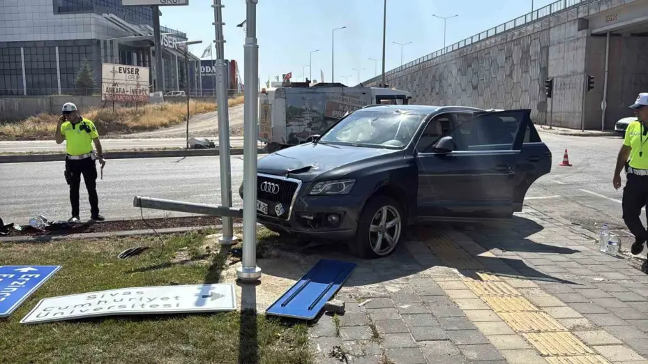 Kavşakta iki otomobil çarpıştı, 6 kişi yaralandı