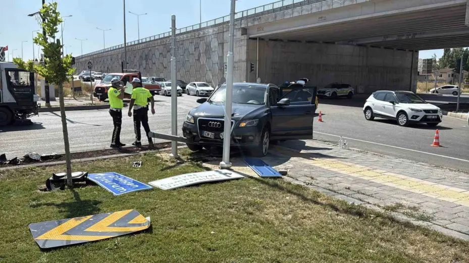 Kavşakta iki otomobil çarpıştı, 6 kişi yaralandı