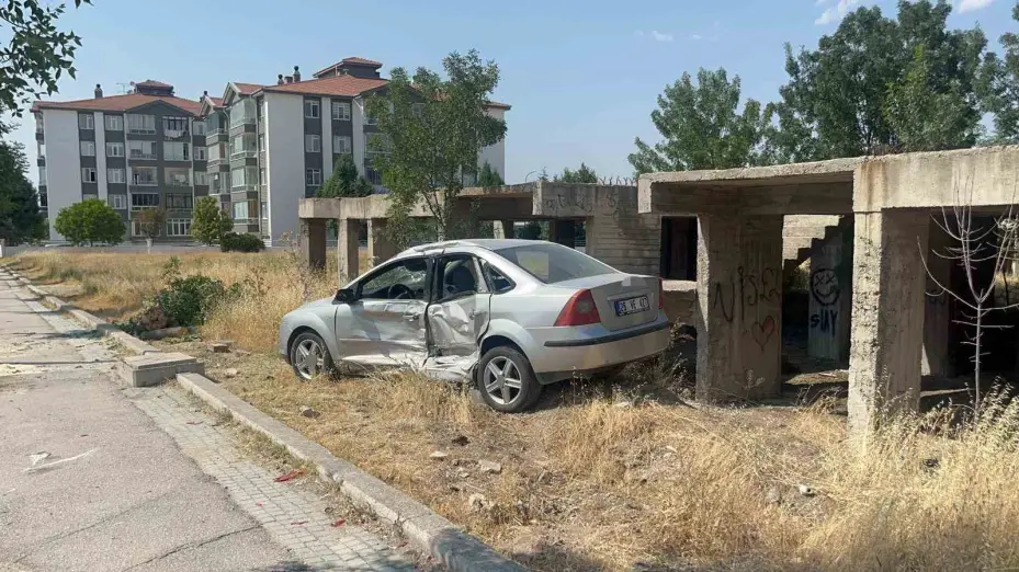 Kazayı inceleyen polisin aracına kontrolden çıkan otomobil çarptı: 1’i polis 3 yaralı