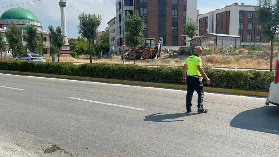 Kazayı inceleyen polisin aracına kontrolden çıkan otomobil çarptı: 1’i polis 3 yaralı