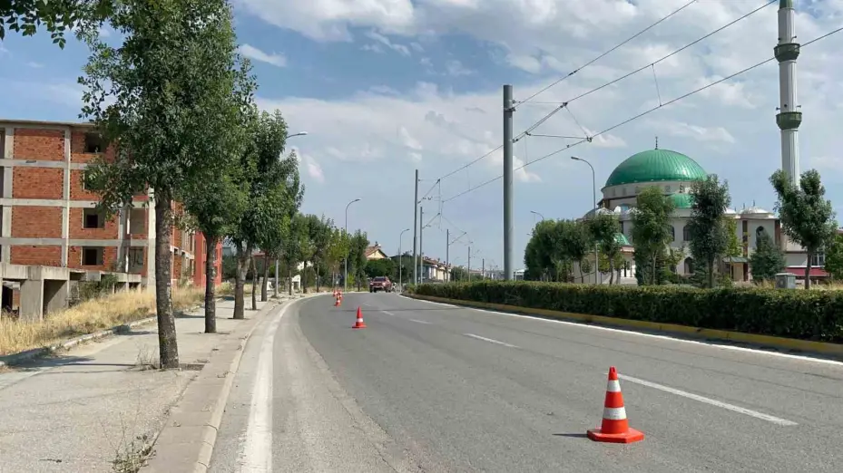 Kazayı inceleyen polisin aracına kontrolden çıkan otomobil çarptı: 1’i polis 3 yaralı