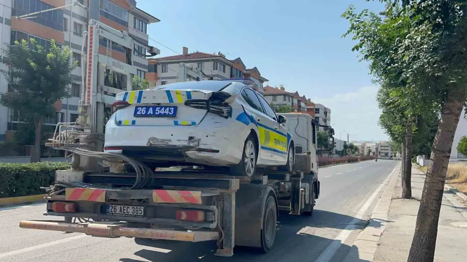 Kazayı inceleyen polisin aracına kontrolden çıkan otomobil çarptı: 1’i polis 3 yaralı