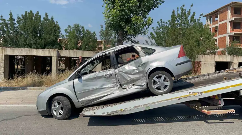 Kazayı inceleyen polisin aracına kontrolden çıkan otomobil çarptı: 1’i polis 3 yaralı