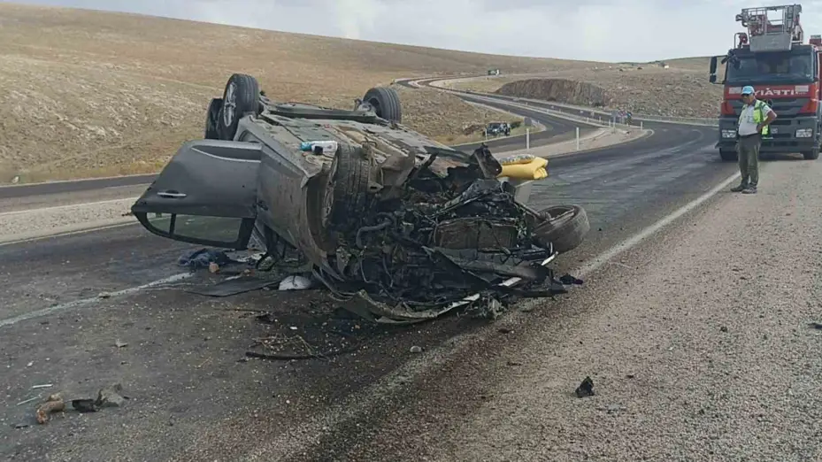 Otomobil devrildi, 5 kişi yaralandı