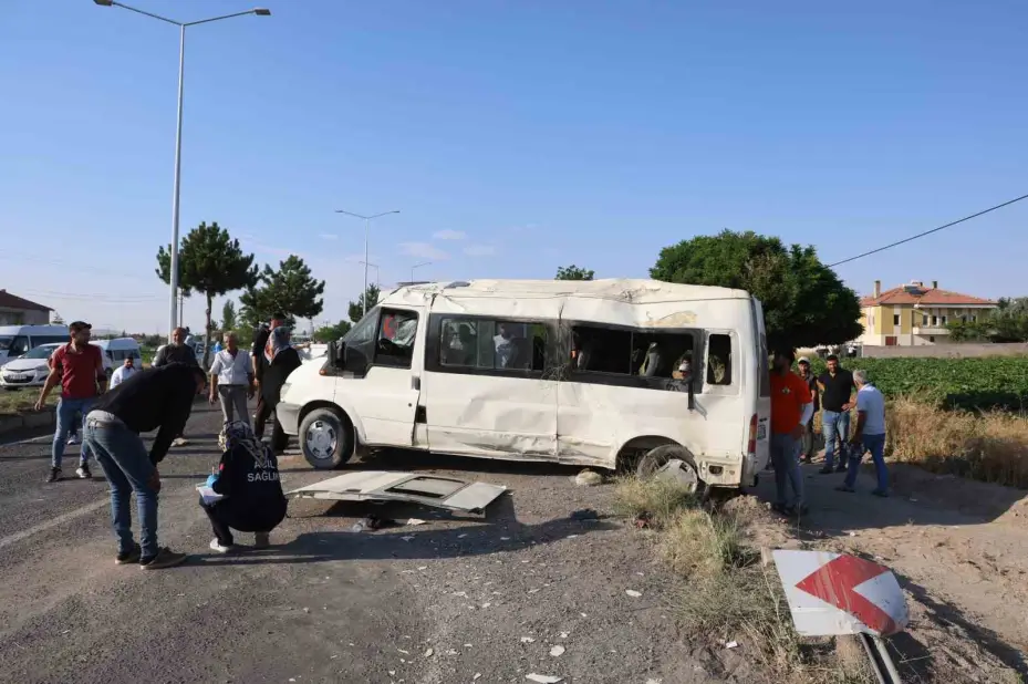 Tarım işçilerini taşıyan minibüs takla attı: 9 yaralı