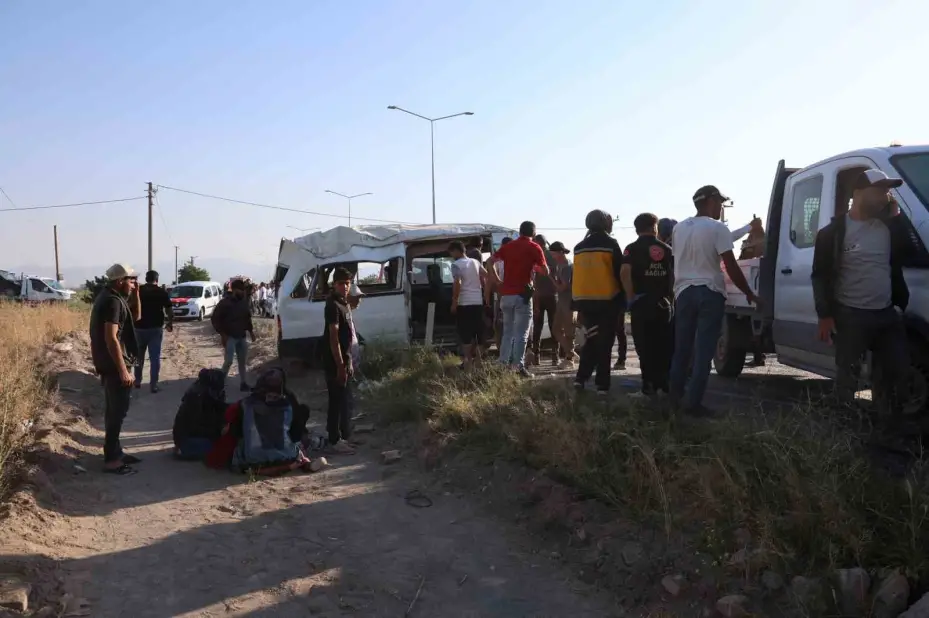 Tarım işçilerini taşıyan minibüs takla attı: 9 yaralı