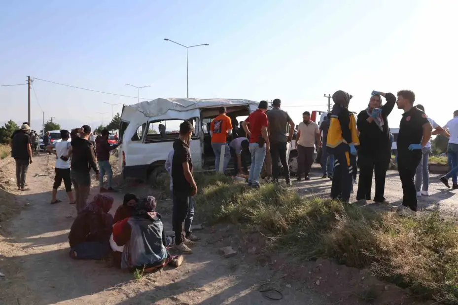 Tarım işçilerini taşıyan minibüs takla attı: 9 yaralı